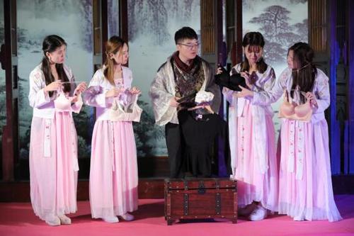 巧妙化解丫鬟相争.jpg