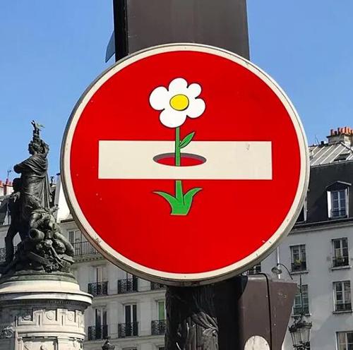 巴黎的同志游行后，鲜花在禁止中盛开.jpg