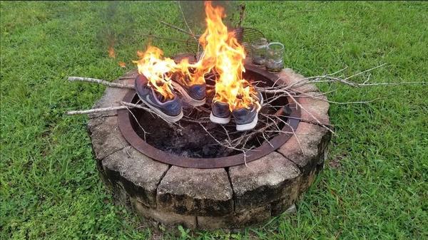 焚烧Nike鞋画面.jpg
